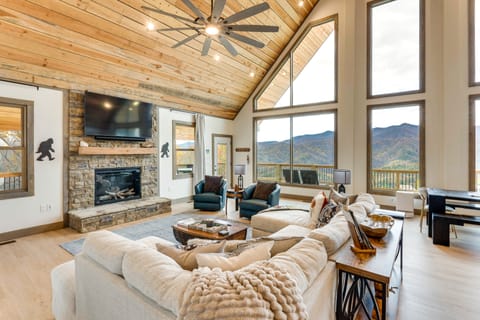 Nantahala Forest Cabin w/ Fire Pits & Hot Tub! House in Tennessee