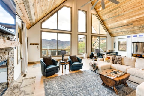 Nantahala Forest Cabin w/ Fire Pits & Hot Tub! House in Tennessee