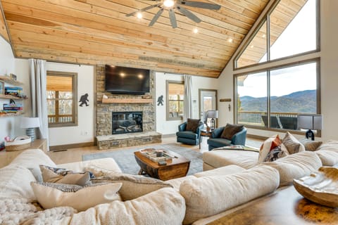 Nantahala Forest Cabin w/ Fire Pits & Hot Tub! House in Tennessee