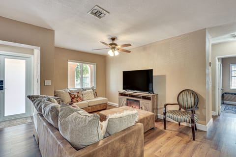 11 Mi to South Beach: Home w/ Screened Porch! House in Miami