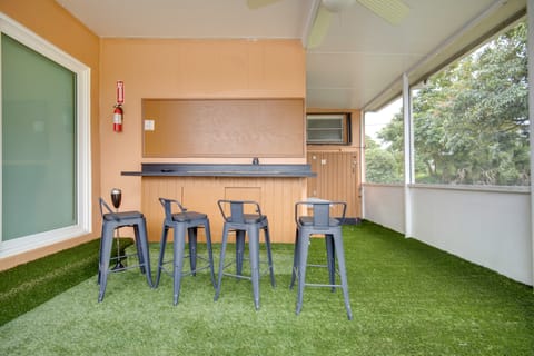 11 Mi to South Beach: Home w/ Screened Porch! House in Miami