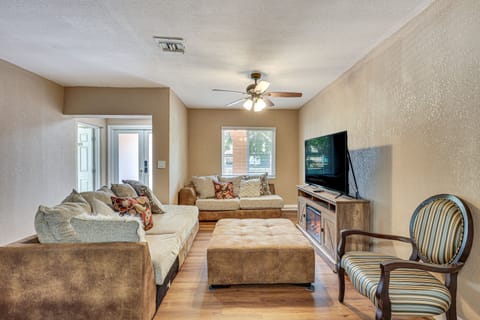 11 Mi to South Beach: Home w/ Screened Porch! House in Miami