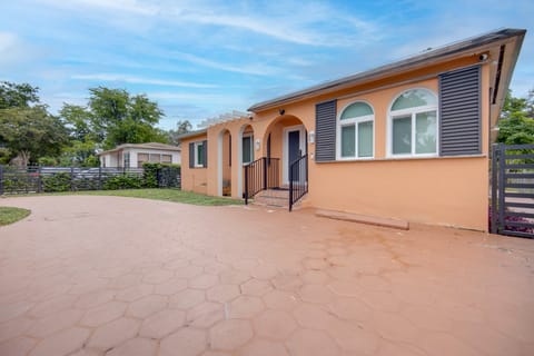 11 Mi to South Beach: Home w/ Screened Porch! House in Miami