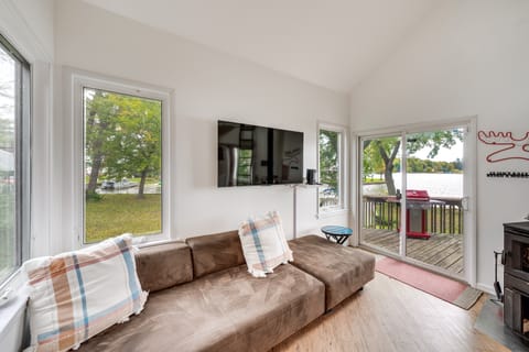 Island Retreat on Pistakee Lake: Deck & Gas Grill! House in Fox Lake