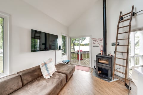 Island Retreat on Pistakee Lake: Deck & Gas Grill! House in Fox Lake