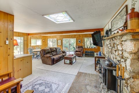 22 Mi to Lost Trail Skiing: Serene Winter Retreat House in Salmon River