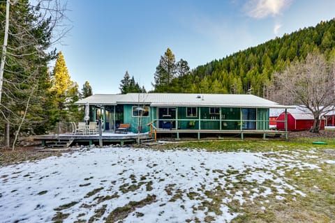 22 Mi to Lost Trail Skiing: Serene Winter Retreat House in Salmon River