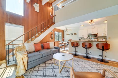 5 Mi to Northstar Skiing: 'Bear Den' Home w/ Decks Apartment in Tahoe Vista