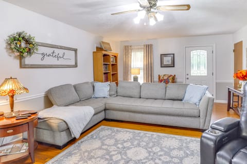 Large Yard & Basketball Hoop: Murfreesboro Home! House in Tennessee