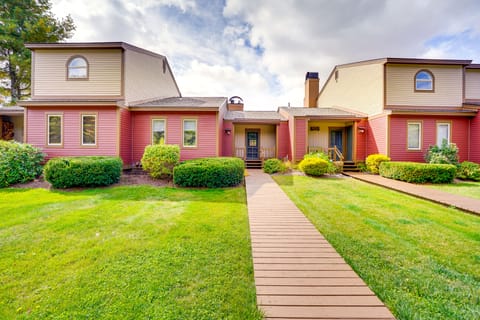 Mtn & Foliage Views: Modern Mount Snow Stay! Apartment in Dover