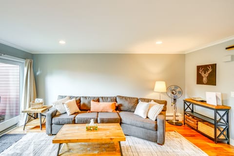 Mtn & Foliage Views: Modern Mount Snow Stay! Apartment in Dover