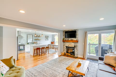 Mtn & Foliage Views: Modern Mount Snow Stay! Apartment in Dover