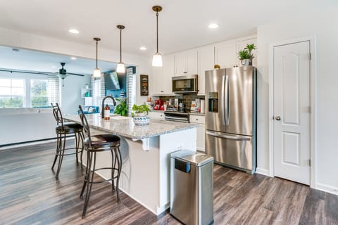 2 Mi to Hollywood Casino: Charles Town Townhome! Apartment in Charles Town