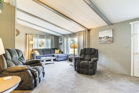 Lake Views & Fireside Bliss: Cecil Cottage w/ Yard Cottage in Wisconsin