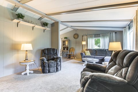 Lake Views & Fireside Bliss: Cecil Cottage w/ Yard Cottage in Wisconsin