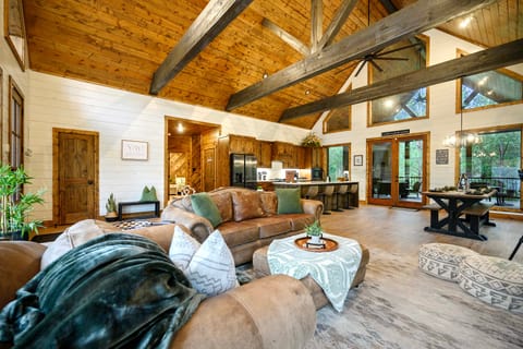 Broken Bow Home w/ Hot Tub, Game Room & EV Charger House in Oklahoma