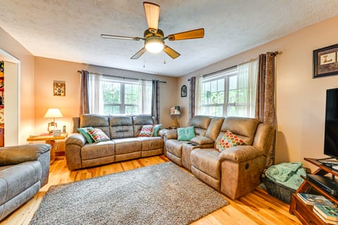 7 Mi to Franklin: Peaceful Home w/ Deck & Yard! House in Tennessee