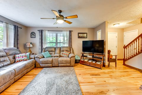 7 Mi to Franklin: Peaceful Home w/ Deck & Yard! House in Tennessee