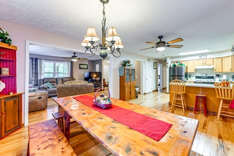 7 Mi to Franklin: Peaceful Home w/ Deck & Yard! House in Tennessee