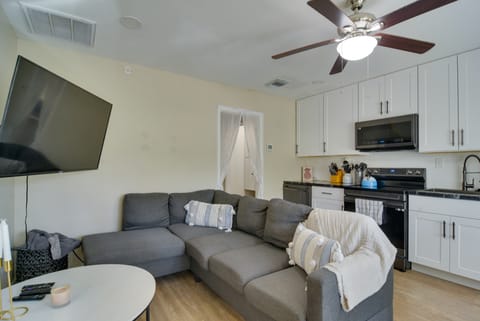 13 Mi to Busch Gardens: Tampa Gem w/ Grill & Yard Apartment in Tampa