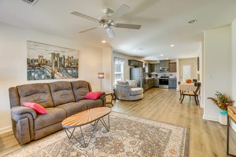 13 Mi to Tuscaloosa Riverwalk: Cottondale Home House in Tuscaloosa