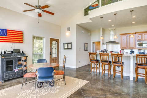 Franklin Home w/ Water Views: Outdoor Dining Area! House in Texas