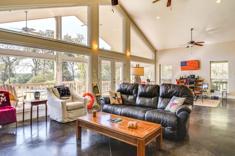 Franklin Home w/ Water Views: Outdoor Dining Area! House in Texas