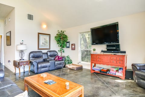 Franklin Home w/ Water Views: Outdoor Dining Area! House in Texas