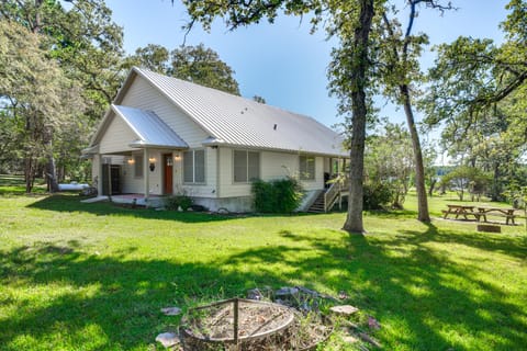 Franklin Home w/ Water Views: Outdoor Dining Area! House in Texas