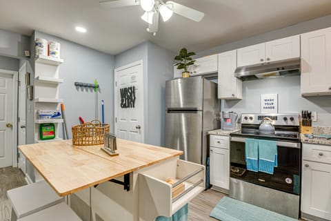 Minutes to Hospitals: Atlanta Home w/ Deck + Grill House in Atlanta