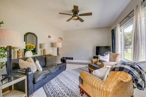 Vino Villa Wine Country Gem: Patio & Grill House in Ozark Mountains