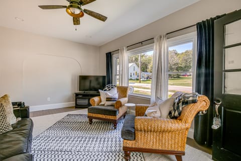 Vino Villa Wine Country Gem: Patio & Grill House in Ozark Mountains