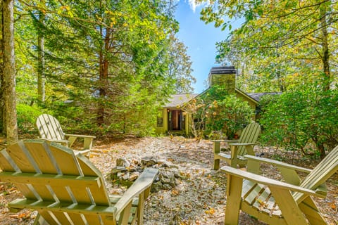 3 Mi to Crossroads: Mtn-View Cottage in Cashiers House in Tennessee