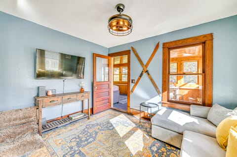 Pet-Friendly Catskills Retreat: Fire Pit & Deck! Cottage in Capital District, NY, USA