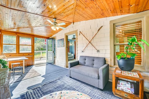 Pet-Friendly Catskills Retreat: Fire Pit & Deck! Cottage in Capital District, NY, USA