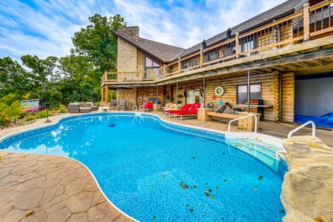 Ottawa Cabin: Hot Tub, Wraparound Deck, Games House in Illinois