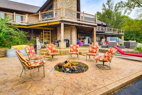 Ottawa Cabin: Hot Tub, Wraparound Deck, Games House in Illinois