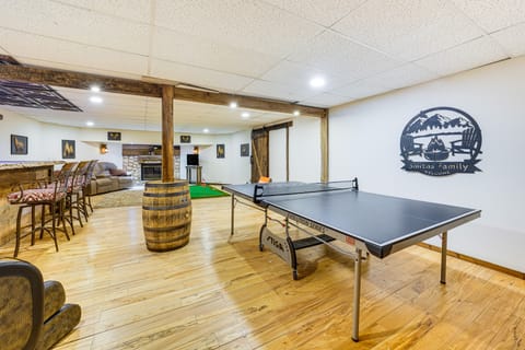 Ottawa Cabin: Hot Tub, Wraparound Deck, Games House in Illinois