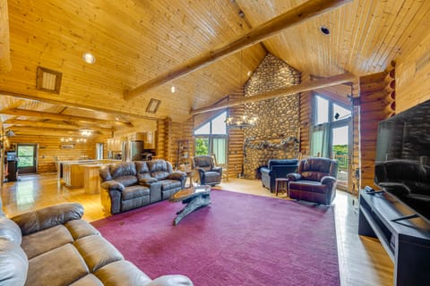 Ottawa Cabin: Hot Tub, Wraparound Deck, Games House in Illinois