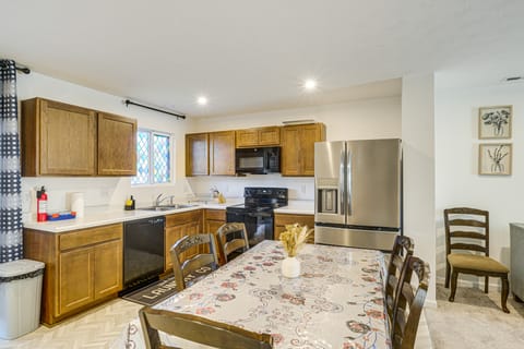 16 Mi to Louisville: Pet-Friendly Getaway! House in Louisville