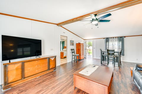 3 Mi to Green River Lake: Quiet Farmhouse w/ Yard House in Kentucky