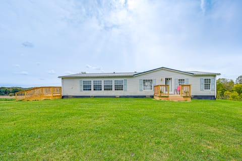 3 Mi to Green River Lake: Quiet Farmhouse w/ Yard House in Kentucky