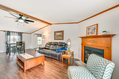 3 Mi to Green River Lake: Quiet Farmhouse w/ Yard House in Kentucky