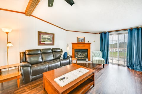 3 Mi to Green River Lake: Quiet Farmhouse w/ Yard House in Kentucky