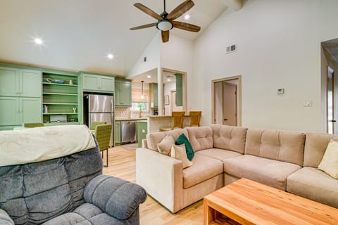 4 Mi to Texas A&M! Cozy Home Away From Home House in College Station