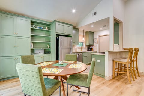 4 Mi to Texas A&M! Cozy Home Away From Home House in College Station