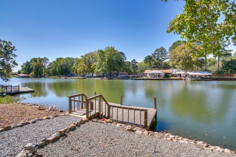 Lakefront Escape w/ Boat Docks in Hot Springs! Cottage in Piney