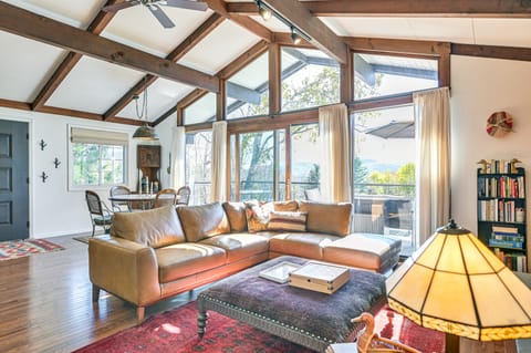 Cozy Mtn-View Chalet < 2 Mi to Windham Slopes House in Capital District, NY, USA