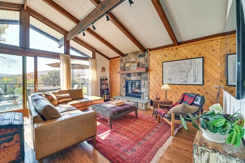 Cozy Mtn-View Chalet < 2 Mi to Windham Slopes House in Capital District, NY, USA