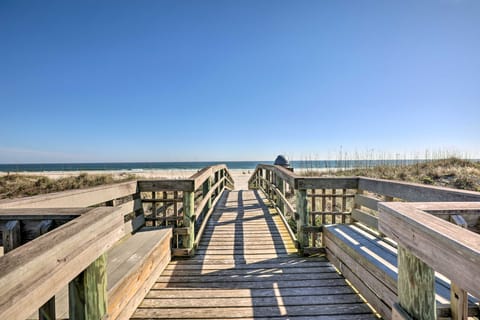 Walk to Beach & Bites! St Augustine Resort Condo Apartment in Butler Beach